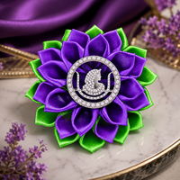 Broche Fleurie Délicate pour Femme, Motif Fille d'Isis, Ornée de Perles et d'un Logo Symbole, Tons Violet et Vert, Vente en Gros
