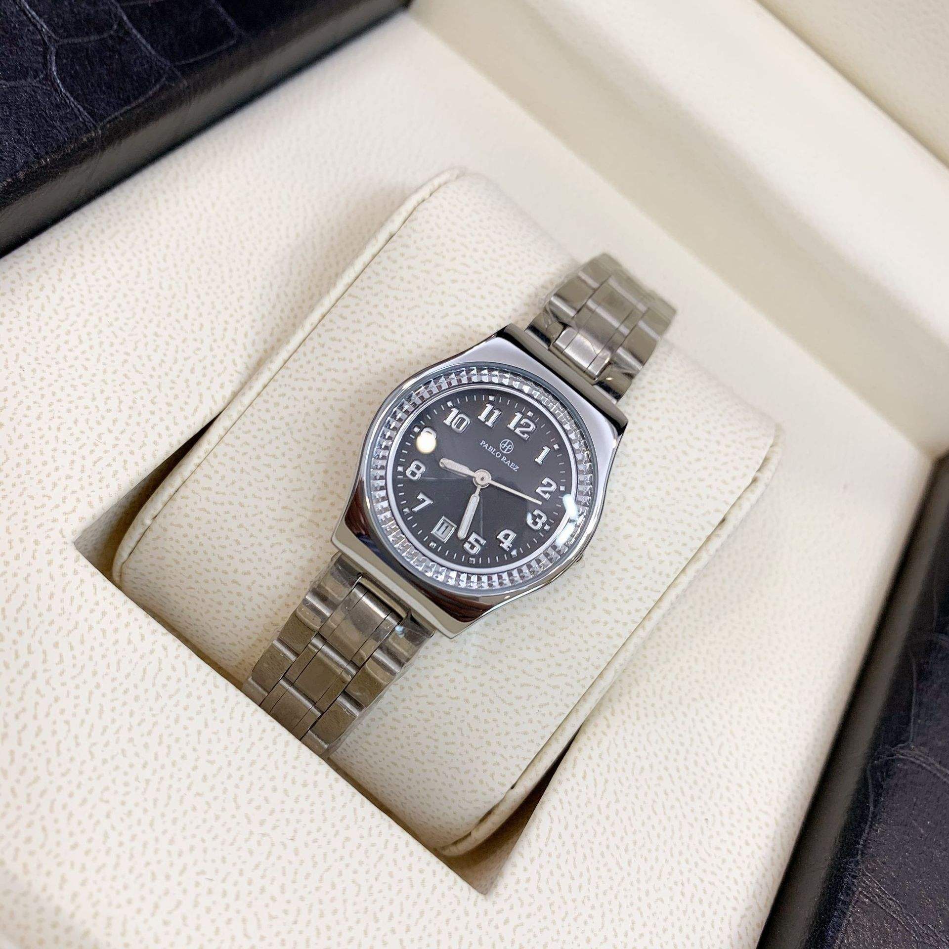 สไตล์ผู้หญิง หน้าปัดสีดำ ตัวเรือนสีเงิน