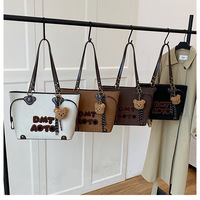 Nouveau sac fourre-tout grande capacité pour femme, sac à bandoulière tendance avec imprimé lettres, sac décontracté pour le travail et le shopping avec pendentif ours
