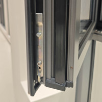 Ventana Abatible de Aluminio Deioux con Apertura Interior, Aislamiento Térmico y Acústico, Vidrio Aislante, Diseño Moderno para Hogar y Oficina