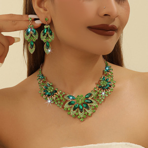 Conjunto de collar y pendientes de aleación chapados en oro con cristales verdes, de estilo exagerado y elegante, para mujer, para novias y fiestas de boda - Product Image 1