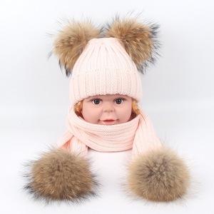Coloré bébé mignon tricoté chapeau avec deux <span class=keywords><strong>pompons</strong></span> <span class=keywords><strong>de</strong></span> fourrure couleur unie tricoté bébé bonnet enfants Pom Pom chapeau avec écharpe ensemble - Product Image 2