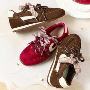 Chaussures de sport rétro rouges pour femmes avec talonnette intégrée, en microfibre, semelle souple, style Forrest Gump, respirantes et confortables - Product Image 5