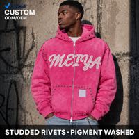 Sudadera con capucha oversize rosa fucsia de algodón polar de 450GSM personalizada con letras de diamantes de imitación, tachuelas color bronce y dobladillo deshilachado para hombre, estilo urbano de lujo.