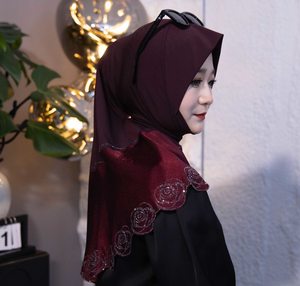 Nuova Sciarpa Estiva da Donna in Poliestere con Cristalli e Motivi Floreali (Pizzo Rosa Dubai con Strass Termoadesivi) - Product Image 5