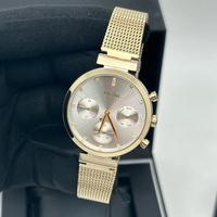 Montre pour femme avec bracelet en maille argentée, index des heures en cristal et affichage à trois aiguilles sur un cadran multifonctionnel