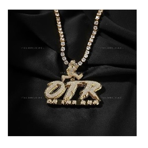 Colgante OTR Block Letter de Plata de Ley 925 con Moissanita y Brillo de Diamante de Alto Pulido para Moda Urbana Contemporánea - Product Image 1