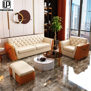 Sofá de Cuero de Diseño Italiano Europeo de Lujo Exclusivo para Sala de Estar con Detalles en Madera - Product Image 1