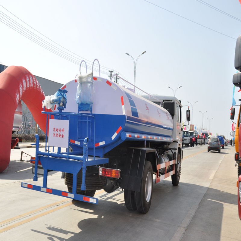 SINOTRUK HOWO 4x2 RHD топливный бак грузовика распылитель воды автоцистерна для поливки улиц производитель
