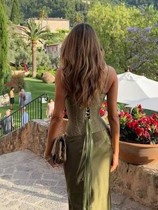 Completo Set Estivo da <span class=keywords><strong>Donna</strong></span>: Top Halter in Pizzo Sexy e Gonna in Raso - Nuova Collezione Moda all'Ingrosso - <span class=keywords><strong>Abbigliamento</strong></span> Eco-Friendly - Product Image 4