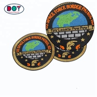 Logo de marque métallique doré personnalisé, brodées, 100% pièces, patchs de bras pour uniformes