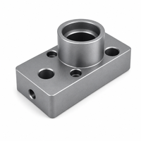 Bloc de support en métal moulé sur mesure avec alvéole surélevée et trous de fixation pour équipement industriel