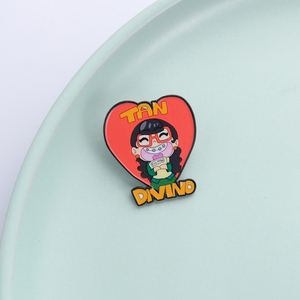 Spilla smaltata con personaggio della <span class=keywords><strong>serie</strong></span> <span class=keywords><strong>TV</strong></span> comica Ugly Girl, Tan Divino Eco Moda, spilla Ugly Girl, distintivo da borsa, gioiello da risvolto, regalo per amica - Product Image 1