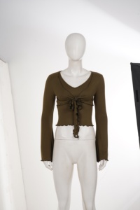 Camiseta de manga larga verde oliva para mujer, cuello en V, con lazo frontal, fruncida, ajustada, con mangas acampanadas, estilo casual y urbano. - Product Image 6