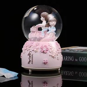 كرة الثلج المخصصة مناسبة كهدية للزوجين في حفلات الزفاف مع كرة ثلج زجاجية رومانسية وردية مضيئة - Product Image 4