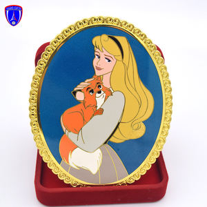 Insigne personnalisé <span class=keywords><strong>de</strong></span> haute qualité représentant une belle en robe jaune avec un chat blanc avec un apprêt sable en émail violet et un bord à motifs - Product Image 2