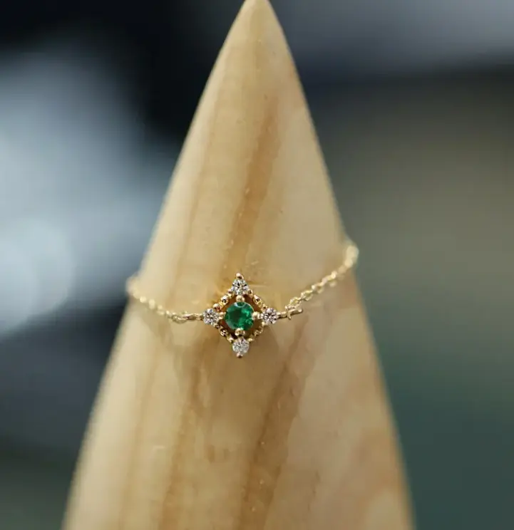 עיצוב חדשני בציפוי זהב טבעת אבן חן ירוקה באורך מתכוונן טבעות שרשרת בציפוי זהב 18 קראט