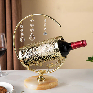 Mueble para Vino de Estilo Moderno y Lujoso, Color Dorado, con Soporte para Copas de Vino, Diseño Invertido - Product Image 1
