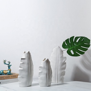 แจกันเซรามิกสีขาวสไตล์นอร์ดิก รูปใบกล้วย สำหรับตกแต่งบ้าน ห้องนั่งเล่น ชุดแจกันดอกไม้ทันสมัย 3 ใบ สีขาว สำหรับดอกพลัมฤดูใบไม้ผลิ - Product Image 4