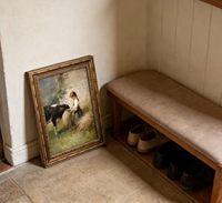 Tableau mural vintage encadré or, Fille nourrissant une vache, Impression sur toile style rustique Cottagecore Ferme, Échantillons OEM ODM prêts en moins d'une journée