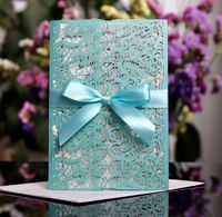 Carte d'invitation à motif floral laser bleu marine avec nœuds en ruban