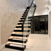 Escalier flottant de style moderne avec marches en bois massif et garde-corps en verre trempé, structure cachée de luxe