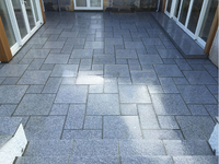 Dalles de pavés en granit gris argenté clair à prix avantageux, 200x400 mm, finition martelée et flammée, pour patio, allée, rue