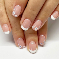 Faux ongles à presser personnalisés French Manucure avec motif marguerite, faits main, rose nude brillant, courts carrés en acrylique
