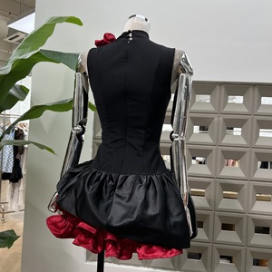 เดรสแฟชั่นผู้หญิงแขนกุด คอตั้ง สีเข้ม แต่งผ้าแบบแพทช์เวิร์ค หลายชั้น ระบายชายกระโปรงแบบไม่สมมาตร - Product Image 5