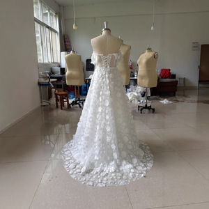 Abiti da Sera Eleganti Bianchi da Cerimonia e da Sposa con Fiori 3D, Allacciatura Posteriore, Taglio ad A, Senza Maniche e Spacco Laterale Alto - Product Image 3