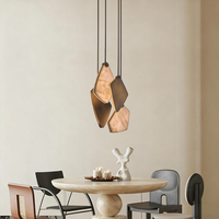 Collection d'éclairage de luxe : lustres, suspensions en albâtre et appliques murales pour la décoration intérieure d'hôtels et de maisons