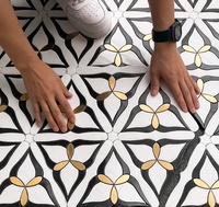 Mosaïque de luxe en marbre découpé au jet d'eau, design hexagonal rétro, en métal doré, pour décoration murale et sol, idéale pour hôtels et maisons.