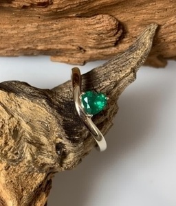 Bague minimaliste en or blanc 14 carats avec pierre précieuse naturelle / diamant de laboratoire en forme de cœur - Product Image 6