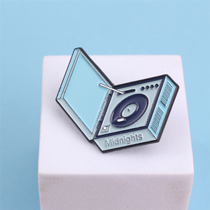 Huy hiệu theo chủ đề âm nhạc độc đáo. Hình bàn xoay với một sự rung cảm cổ điển. Lý tưởng cho những người yêu âm nhạc và người hâm mộ của thẩm mỹ hoài cổ. - Product Image 2