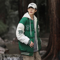 Blouson matelassé universitaire pour homme avec capuche amovible, blocs de couleur, broderie, poignets côtelés rayés, coupe ample, thermique, d'hiver, style baseball