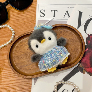 Lindo Llavero de Pingüino de Peluche con Vestido de Tweed, Elegante Muñeco de Peluche de Pingüino Pequeño para Bolso, Colgante Esponjoso de Pingüino para Mochila - Product Image 4