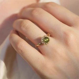 Anelli in Stile Retrò Francese con Zirconi Verde Oliva, Elegante Anello di Lusso con Diamanti per Donne e Ragazze - Product Image 5