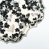 Napperons vintage à bords festonnés, imprimés de fleurs noires et de papillons, pour une décoration élégante de table lors de banquets de mariage
