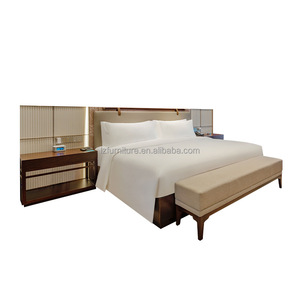 Ensemble de chambre double pour hôtel 3 étoiles, sur mesure, avec tête de lit capitonnée, cadre de lit en panneaux de bois MDF, table de chevet et draps. - Product Image 4