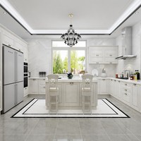 Cuisine et salle à manger d'élégance moderne |   Meubles de cuisine Off-White |   Lustre en cristal |   Carrelage gris métallisé |   Plan de travail en marbre |   Charnière |