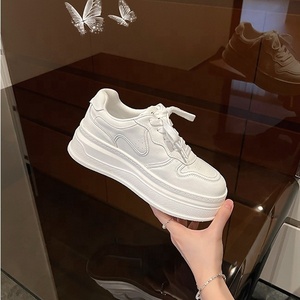 Baskets décontractées en cuir à plateforme, à lacets, respirantes, à semelle épaisse et à talon haut, petites chaussures blanches pour femmes, nouvelle collection automne-hiver 2025 - Product Image 5