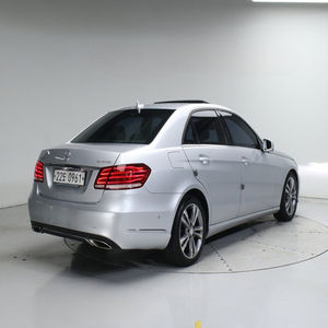 Mercedes Classe E 220d 4MATIC Avantgarde Automatique Diesel AWD, capable de rouler en toutes conditions météorologiques, pour des déplacements exécutifs sûrs et confortables toute l'année. - Product Image 2