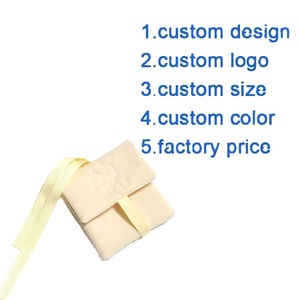Pochette à bijoux de luxe en daim beige crème avec doublure en satin et insert pour pendentif de collier - Product Image 5