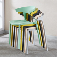 Chaise en PP à dossier incurvé et assise à lattes, style nordique, pour la maison, le café, la salle à manger, chaise empilable en plastique pour usage intérieur et extérieur