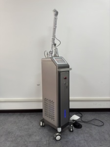 Système laser fractionné au CO2 professionnel 10600 nm pour les cicatrices d'acné, les vergetures, le raffermissement de la peau, appareil pour clinique esthétique et spa médical - Product Image 4