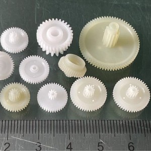 Engrenages en plastique POM Nylon moulés par injection, engrenage externe cylindrique pour robots, jouets, composants de transmission de voitures - Product Image 1