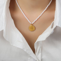 Chic Imitation Perle Collier De Perles Plaqué Or 18k En Acier Inoxydable Reine Portrait Relief Pièce Pendentif Collier colliers femmes