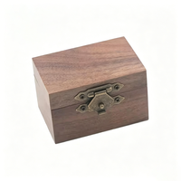Boîte à bague rectangulaire élégante en bois de noyer naturel avec fermeture à boucle, emballage cadeau pour bijoux