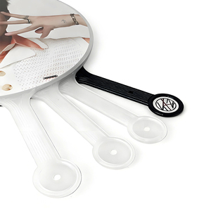 Mini-ventilateurs Kpop en plastique transparent personnalisés à faible MOQ et mini-ventilateurs mignons à double face 10*14cm en plastique pour Kpop - Product Image 4