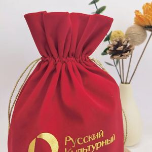 ถุงของขวัญกำมะหยี่สีแดงขนาด 20x25 ซม. พิมพ์ลายโลโก้ตามสั่ง พร้อมเชือกรูดสีทองและฐานสี่เหลี่ยม - Product Image 5